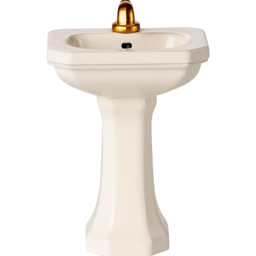 Mouse-Sized Bathroom Sink