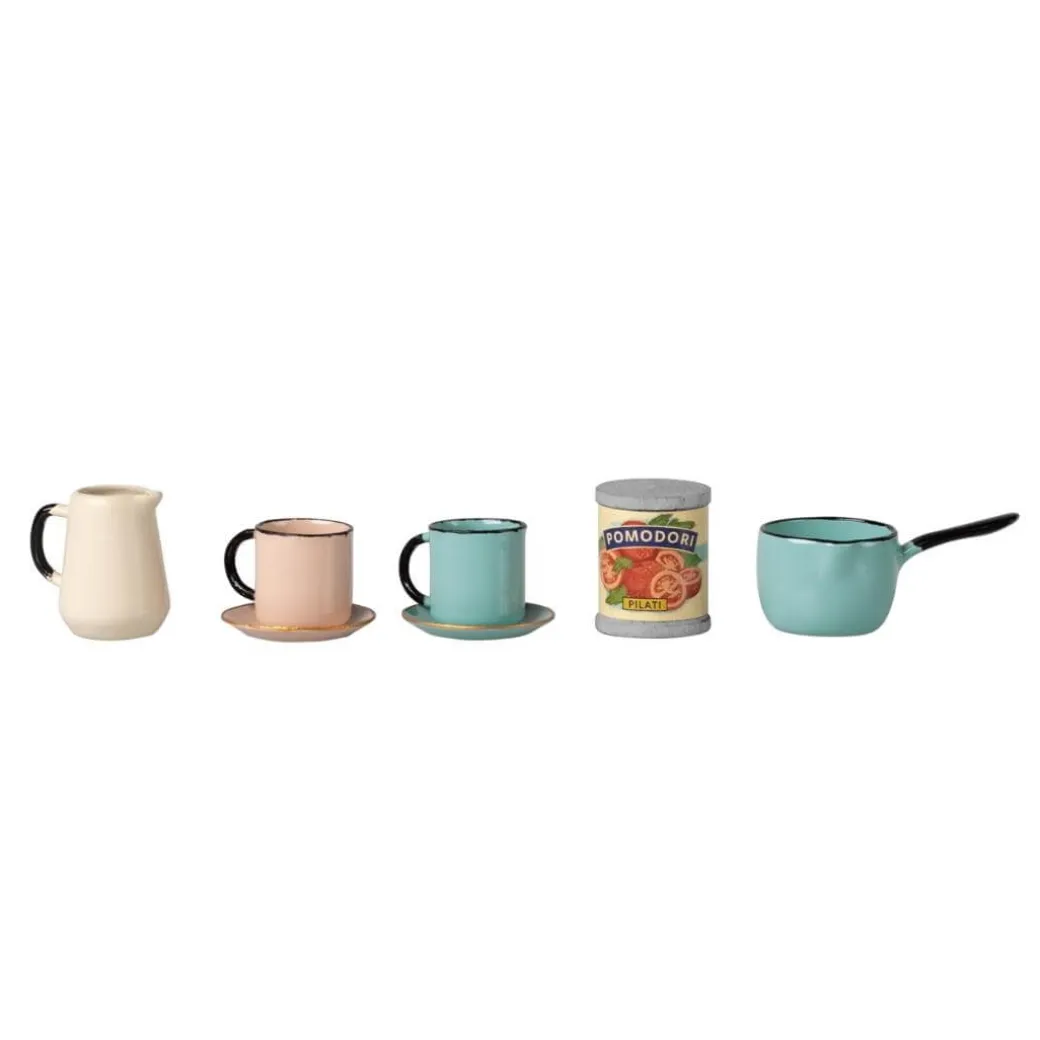 Mouse-Sized Kitchen Counter Set